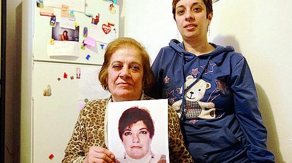 Uccisa da una stilettata al cuore Tra i testimoni anche la figlia