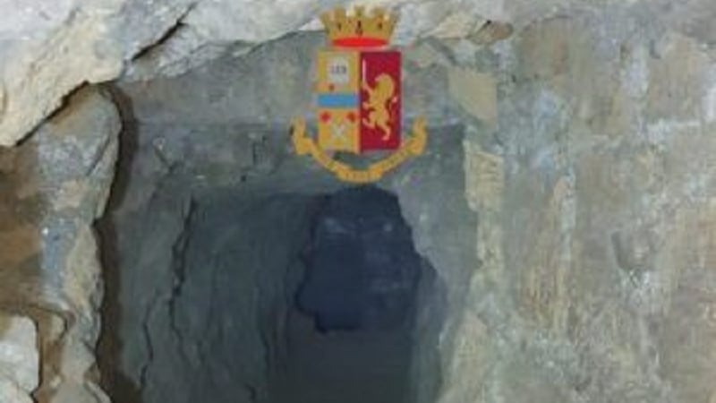 Scavano un tunnel nella banca e scappano con 100mila euro
