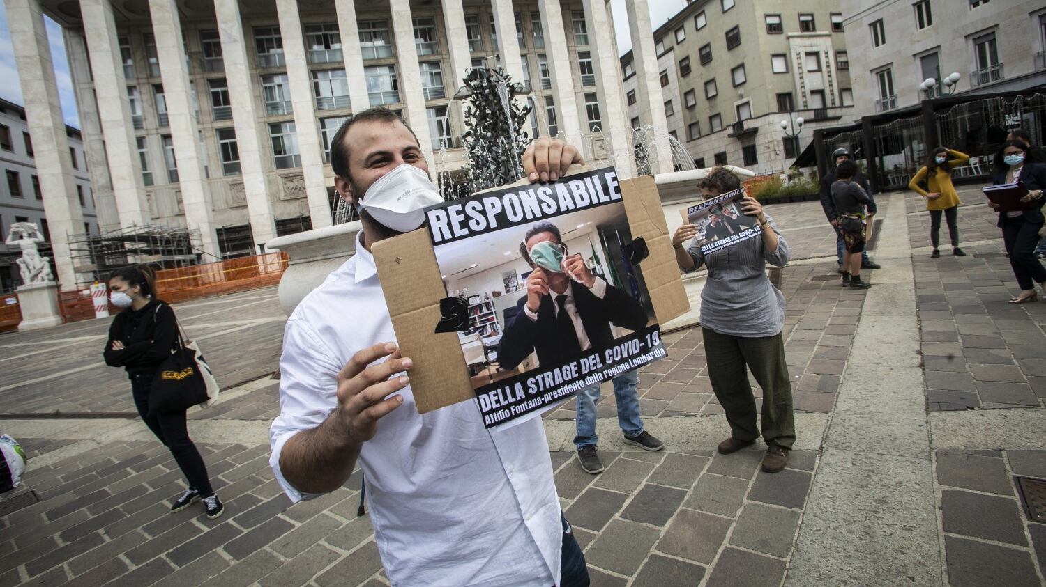 "Fontana assassino". Ancora insulti choc al governatore lombardo