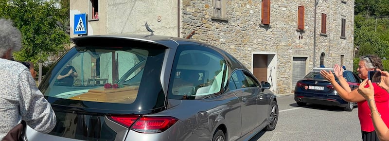 “Buon viaggio babbo”: l’ultimo saluto a Guccini, il commosso ricordo della figlia