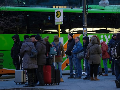 Pullman sotto assedio di un 18enne che vuole dirottarlo