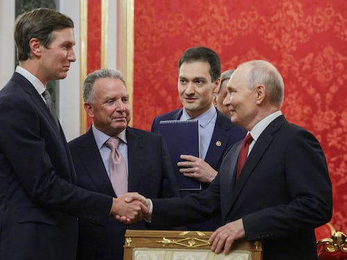 Putin vede Witkoff e Kushner a Mosca: tregua di tre giorni su Kiev. Zelensky: “Ci asterremo dai raid contro Mosca”