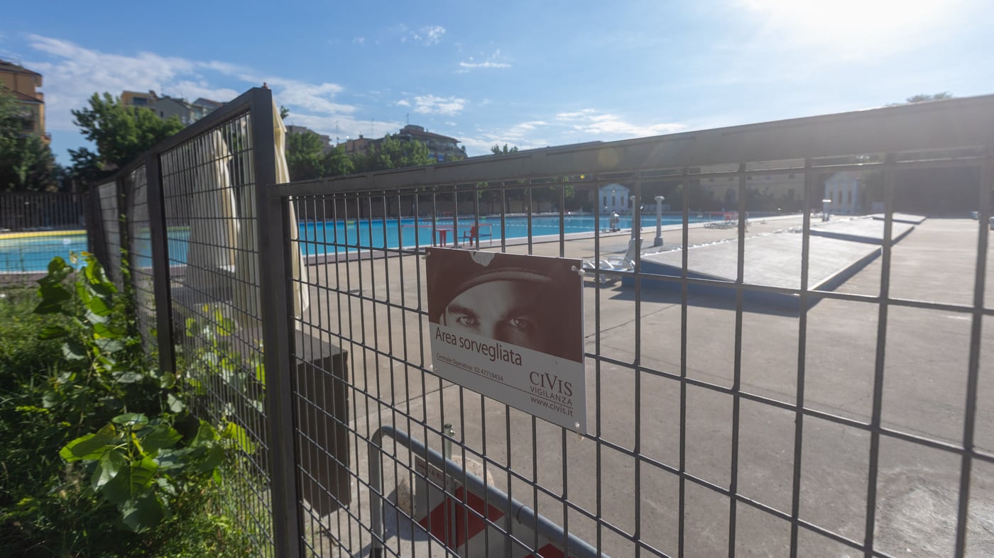 Scavalca e si tuffa nella piscina pubblica: 28enne peruviano muore annegato. Indagati gli amici