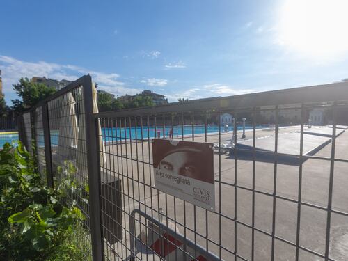 Scavalca e si tuffa nella piscina pubblica: 28enne peruviano muore annegato. Indagati gli amici
