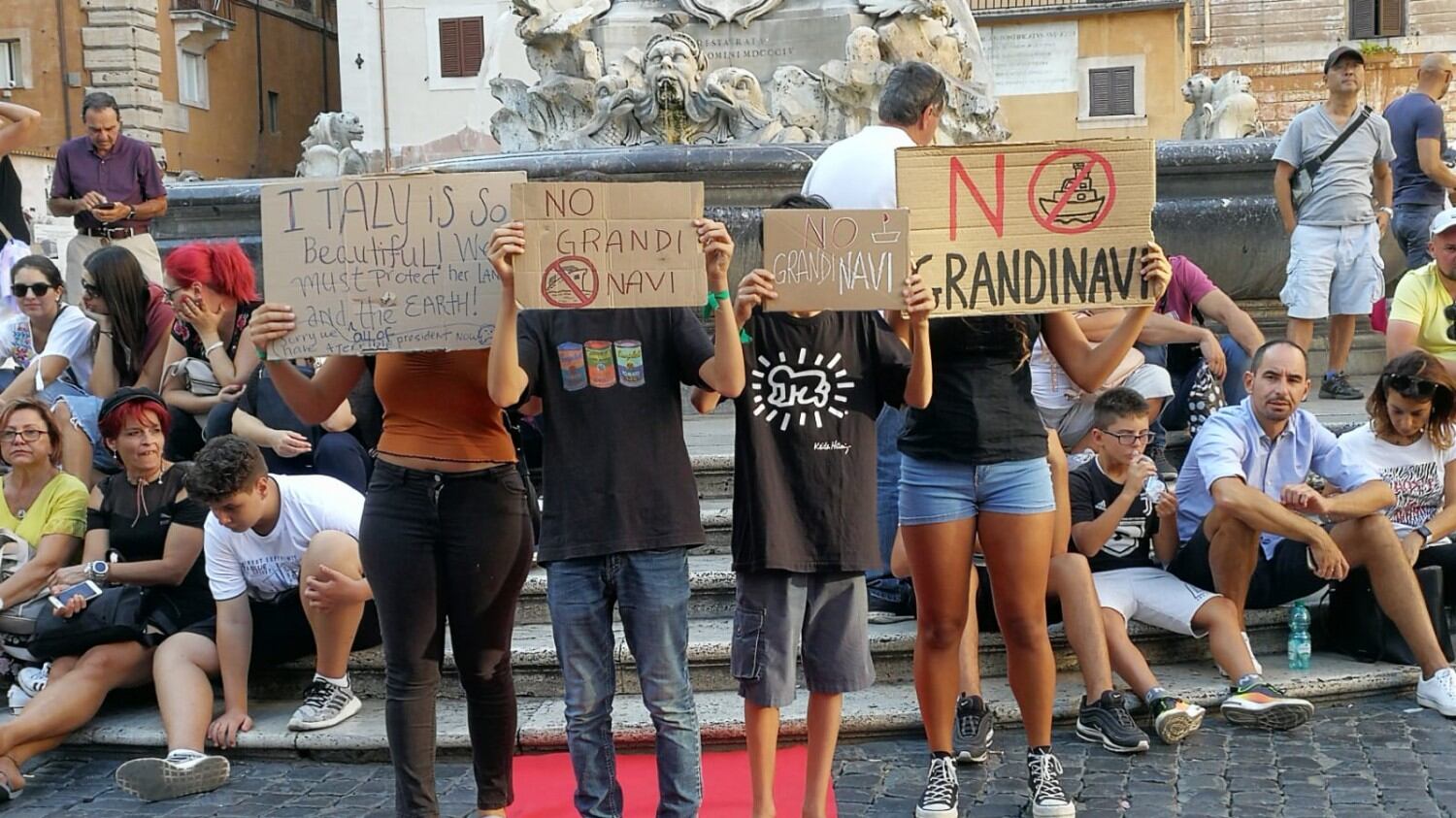 Mostra del Cinema di Venezia, attivisti invadono il red carpet
