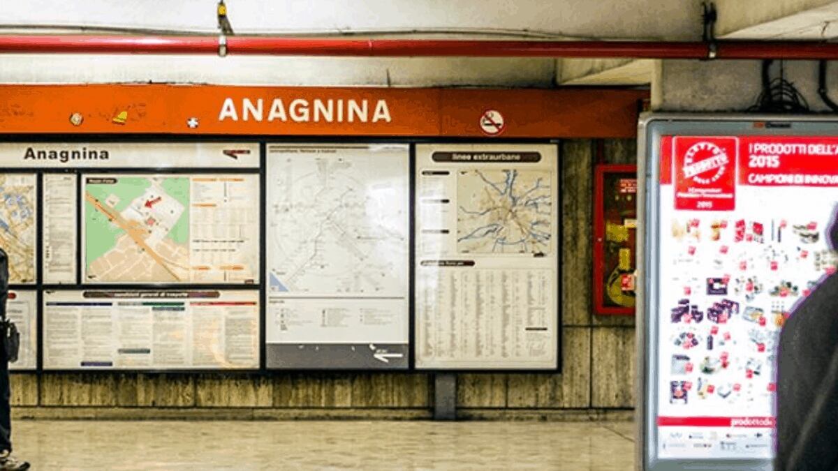 Anagnina, aggredito alla fermata del bus: pestato e rapinato