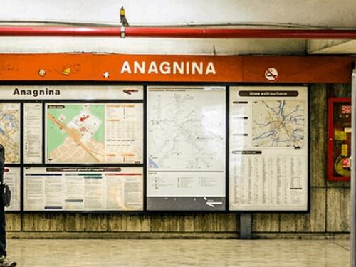 Anagnina, aggredito alla fermata del bus: pestato e rapinato