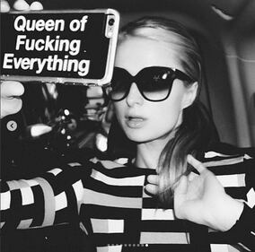 Paris Hilton hot, topless per il Selfie Day 16