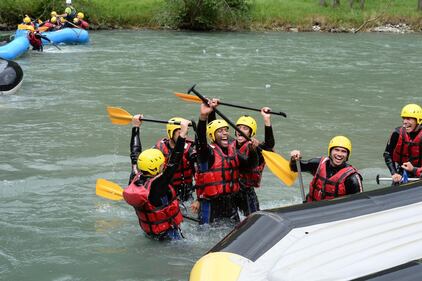 I giocatori della Roma si danno al rafting 12