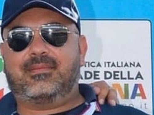 Poliziotto muore travolto in strada: stava soccorrendo un automobilista