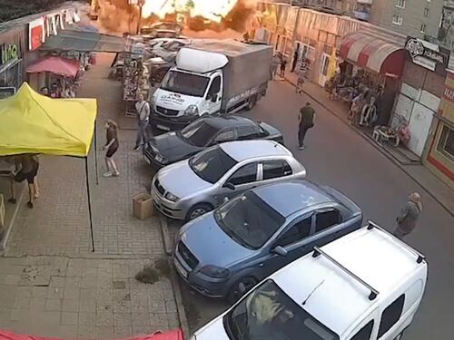 Ucraina, raid russo in un mercato. Zelensky: "16 persone uccise da terroristi"