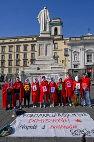 Napoli, il flash mob contro La Russa, Fontana e Meloni 8