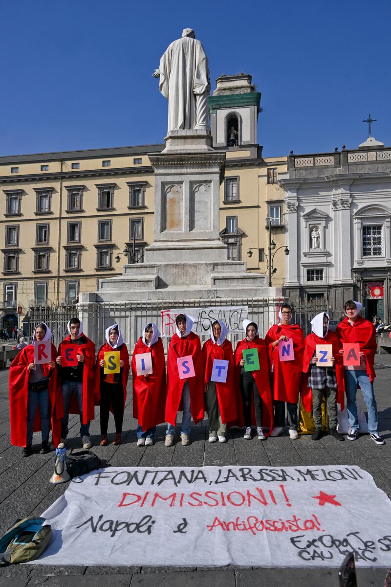 Napoli, il flash mob contro La Russa, Fontana e Meloni 8