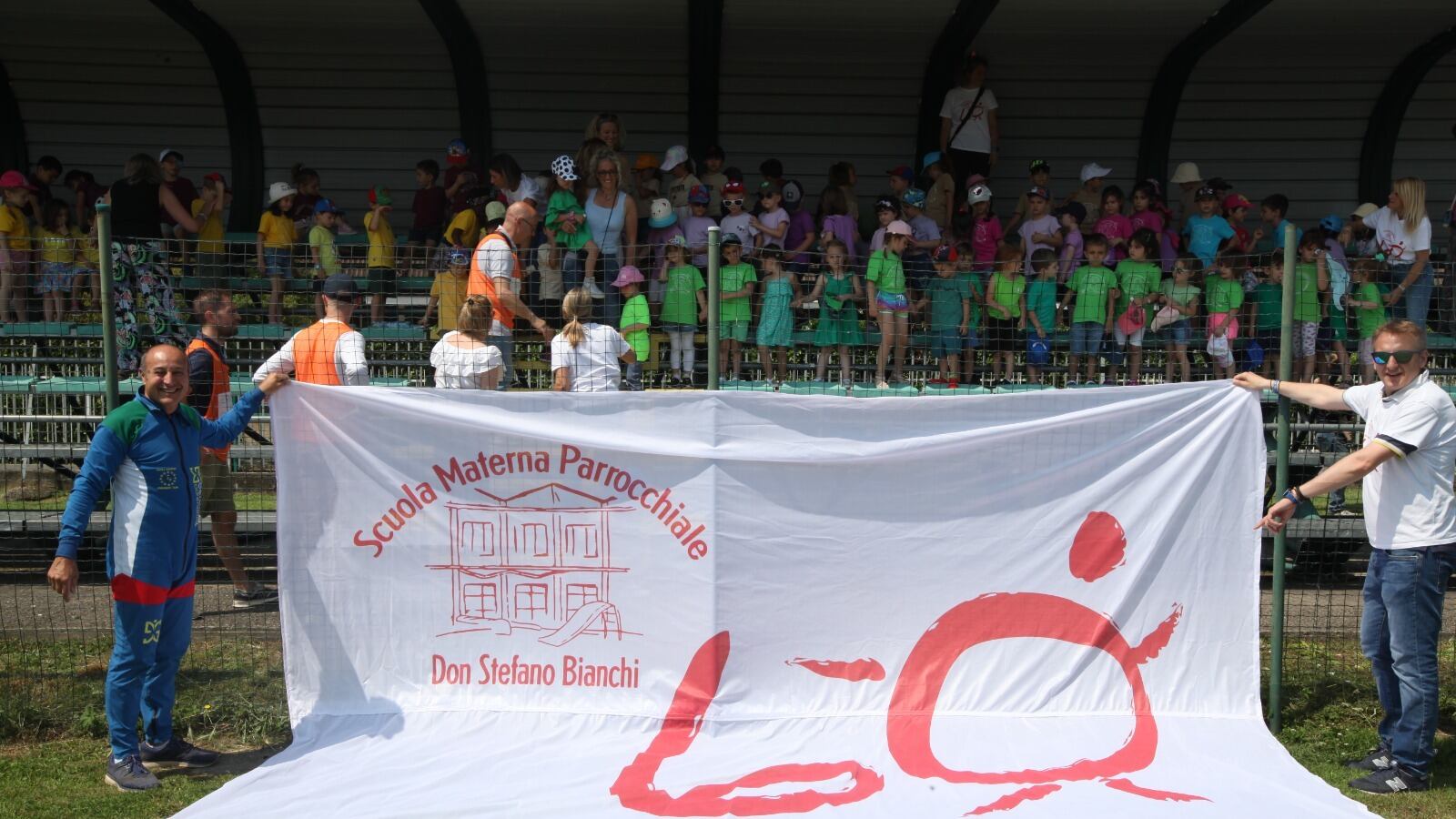 60 anni della scuola materna "Don Stefano Bianchi", arrivano a festeggiare i paracadutisti