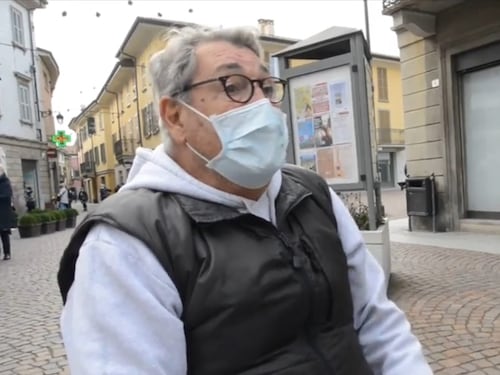 Anziano legge il giornale in piazza, scatta la multa da 400 euro