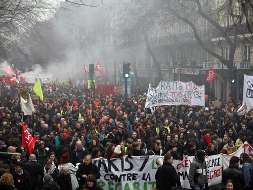 Tutti contro Macron: sindacati annunciano l'assedio di Parigi