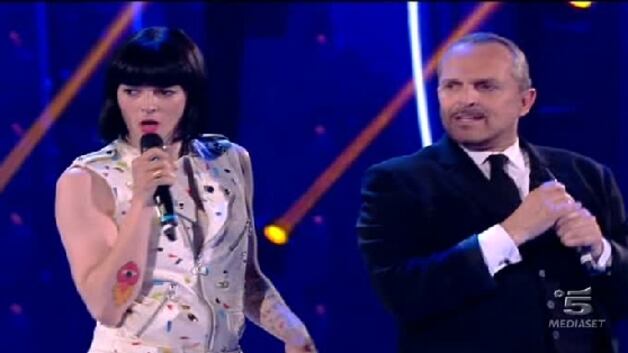Dopo la morte di Bimba, il web sfoga il suo odio contro lo zio Miguel Bosé: "Punito così perché gay"