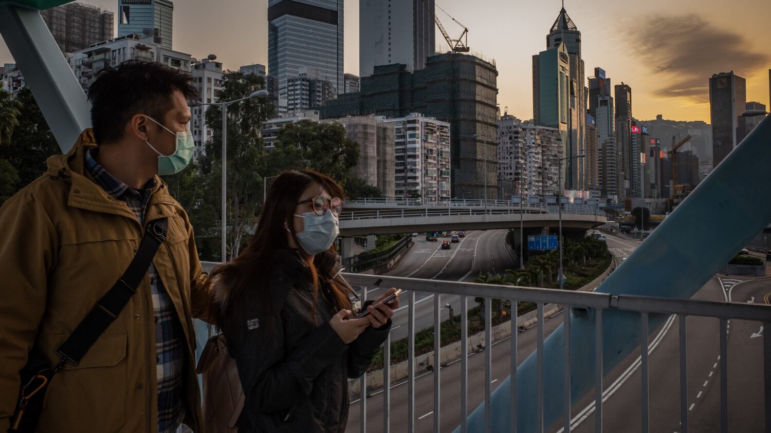 Hong Kong, Pil ko per le proteste: "A tutti un bonus da 1.200 dollari"