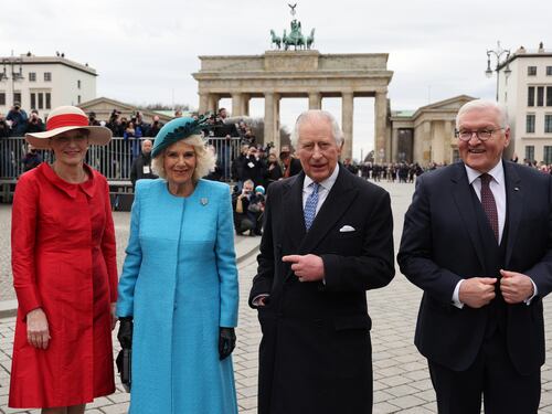 Carlo (e Camilla) per la pace con l'Europa. Prima visita di Stato con onori a Berlino