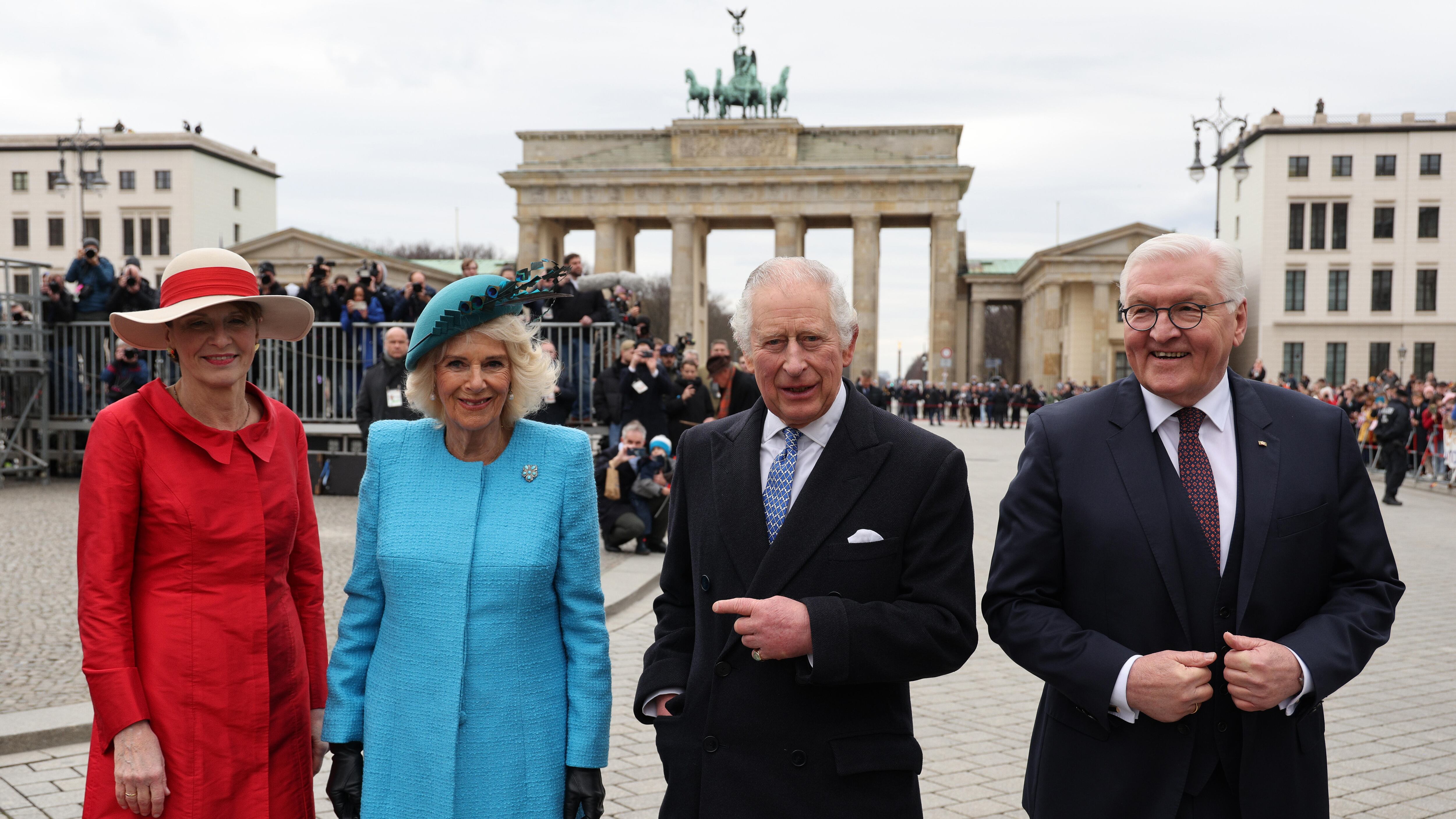 Carlo (e Camilla) per la pace con l'Europa. Prima visita di Stato con onori a Berlino