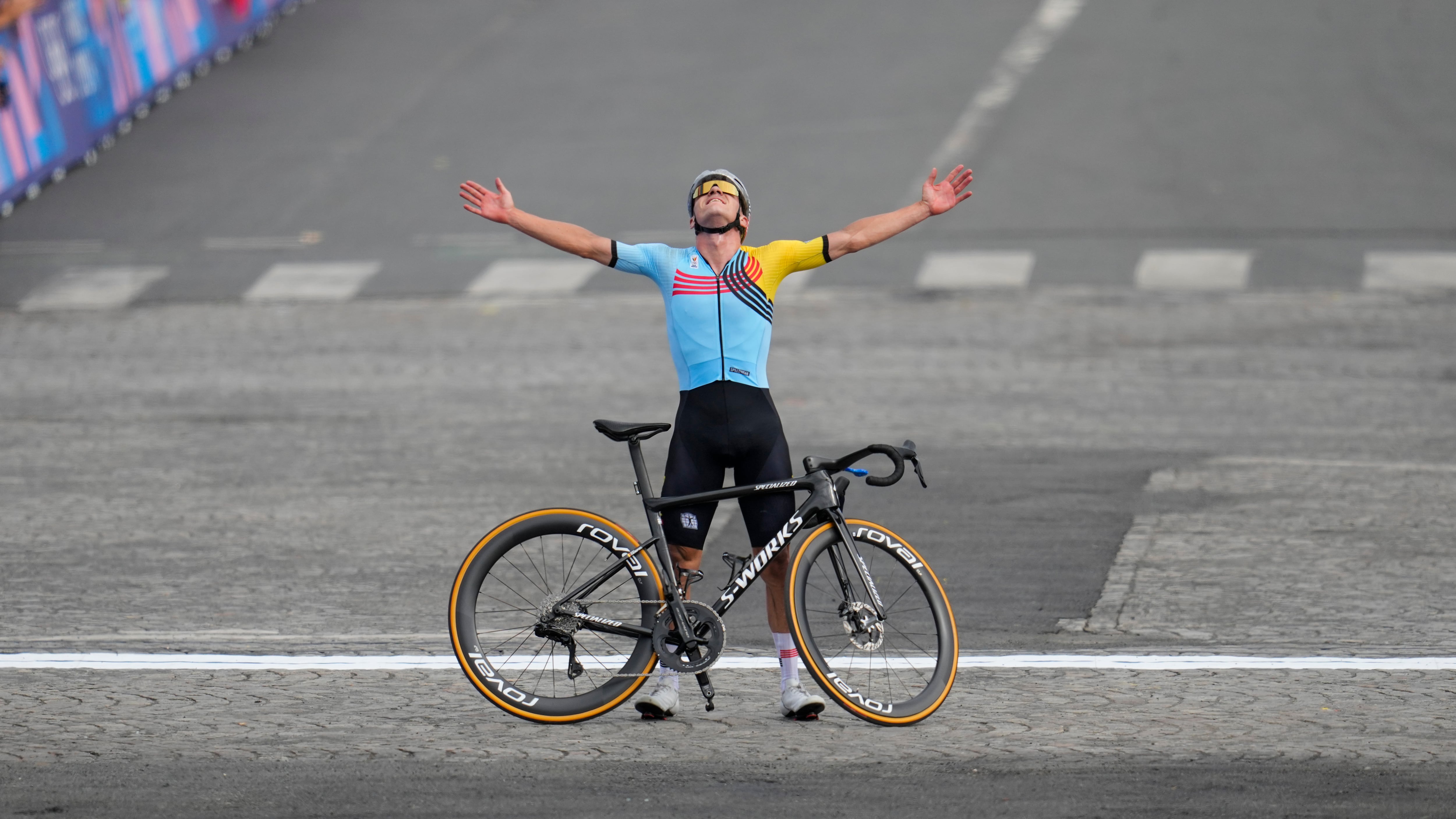 Olimpiadi, Evenepoel nella leggenda: doppietta d’oro cronometro-corsa in linea