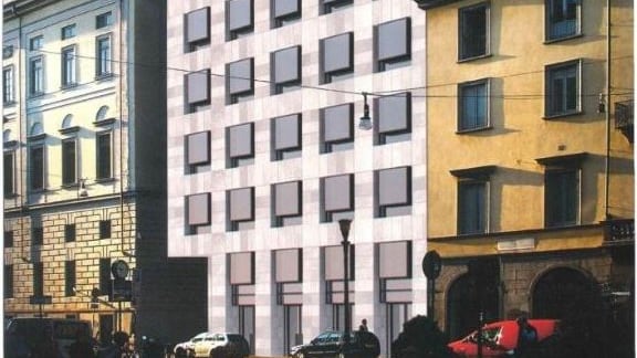 E anche la torre alta 36 metri accende le polemiche