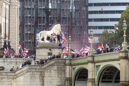 Londra, migliaia di partecipanti in memoria di Charlie Kirk 3