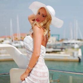 Valeria Marini: baci e foto sexy su Instagram 5