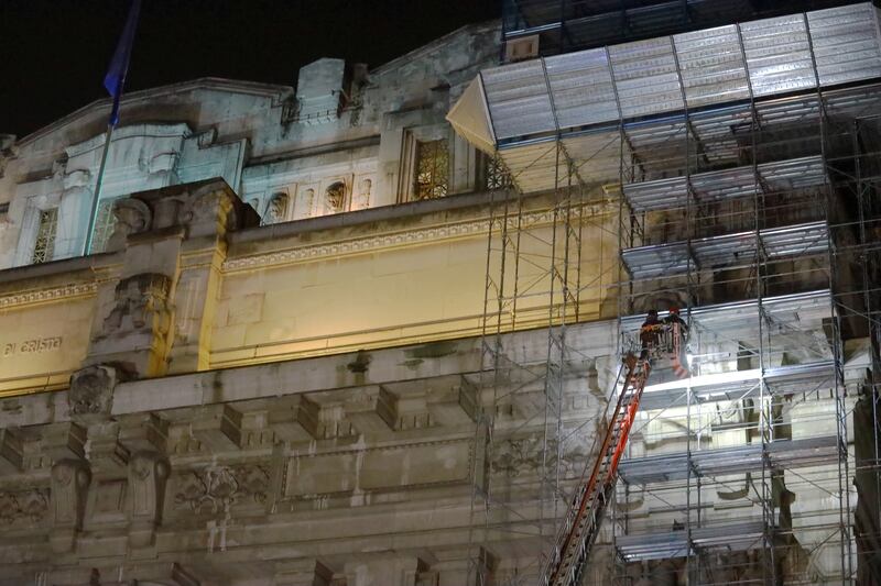 Milano, un uomo si arrampica sulla facciata della stazione Centrale 6