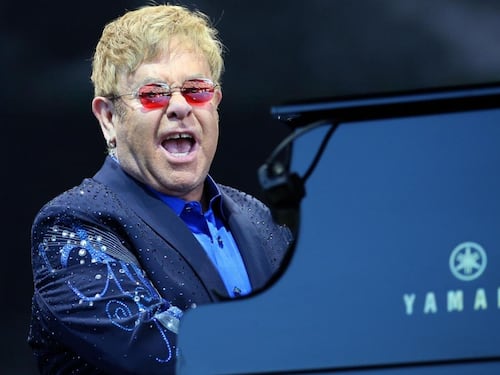 "Elton John ha rischiato la morte". Annullati i concerti per un'infezione