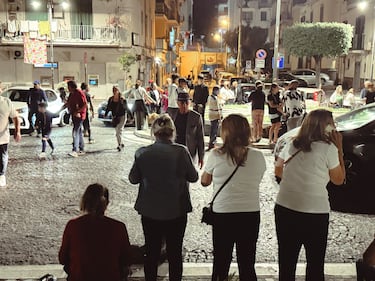 Terremoto nei Campi Flegrei, gente in strada da Pozzuoli a Napoli 8