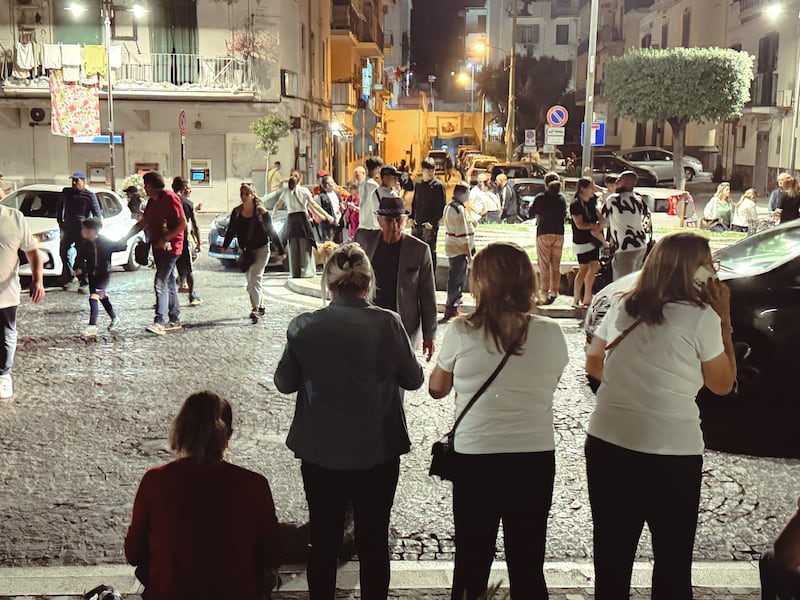 Terremoto nei Campi Flegrei, gente in strada da Pozzuoli a Napoli 8