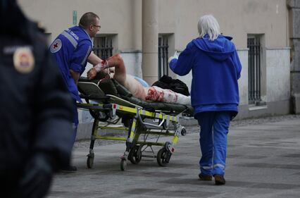 Soccorsi dopo l'esplosione in metro a S. Pietroburgo 1