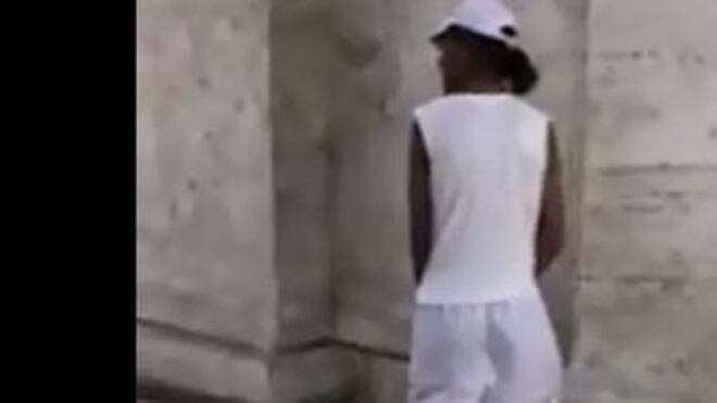 Straniero orina sul colonnato di San Pietro. Un cittadino romano filma e lo rimprovera