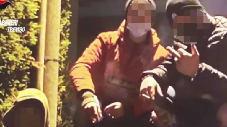 Pestaggi, rapine e furti: così la gang terrorizza la provincia
