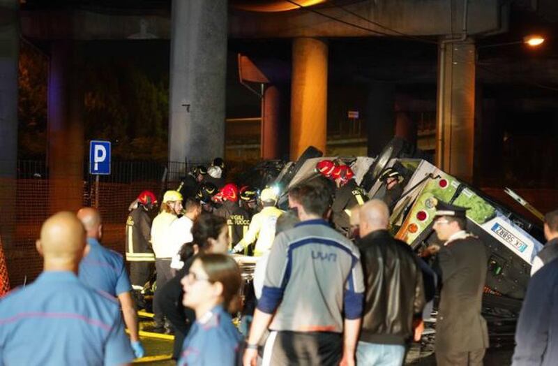 Bus sfonda la recinzione del cavalcavia, precipita sui cavi dell'elettricità e prende fuoco. Vittime e tantissimi feriti 5