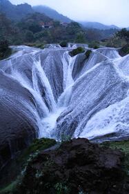 La cascata "d'argento" più bella della Cina 4