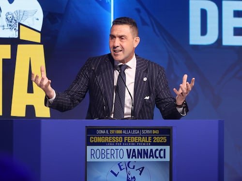 Dai "rossi" ad Avs: alle urne avanzano le liste estremiste. Vannacci non sfonda