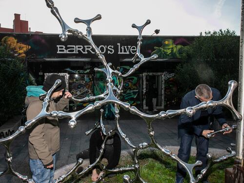 Le "Waterbones" di Loris Cecchini animano il Barrio's e partono per Roma