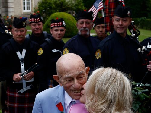 Un veterano centenario ha detto "Sì" in Normandia