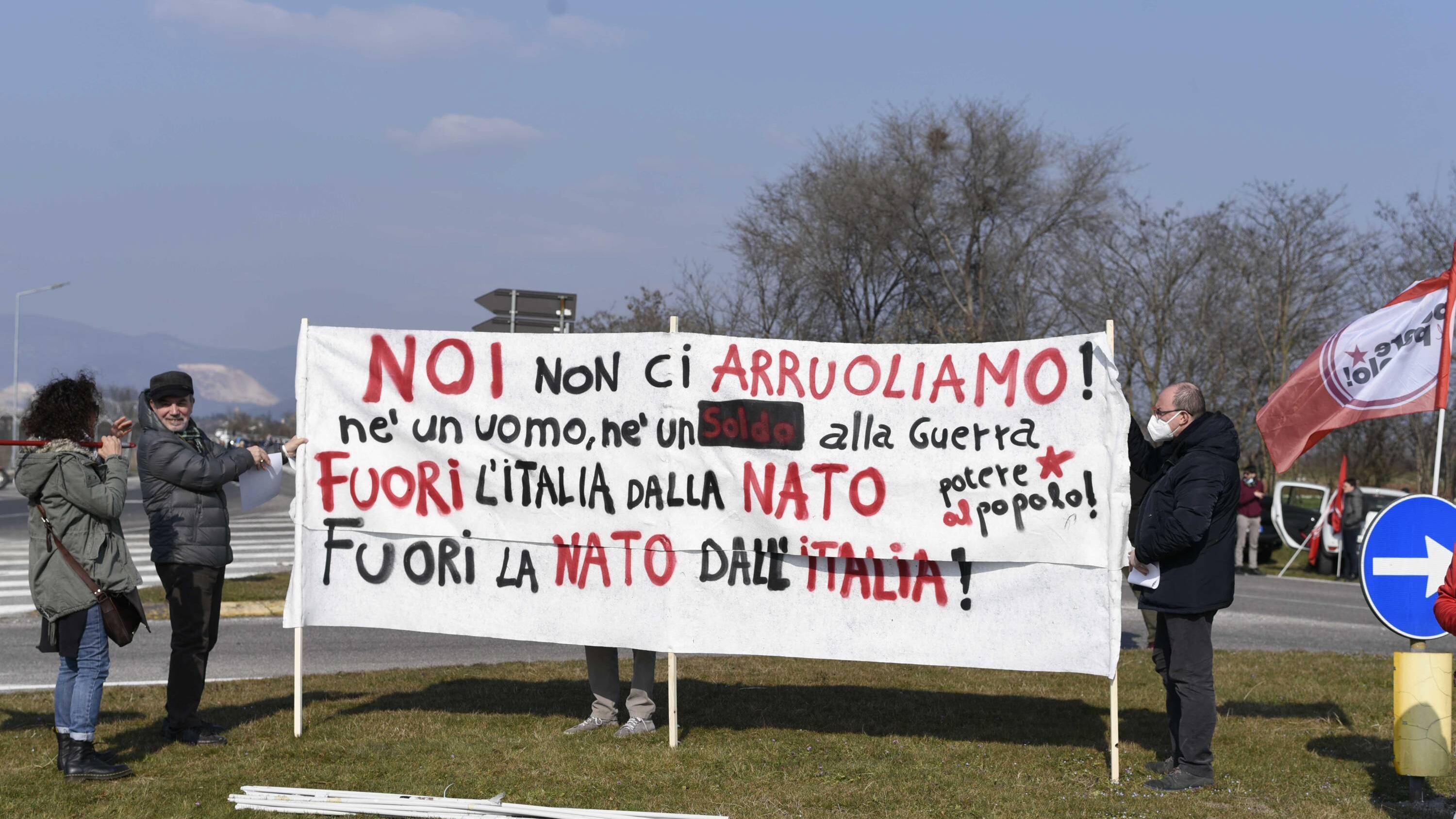 E i "pacifisti" assediano la base della Nato