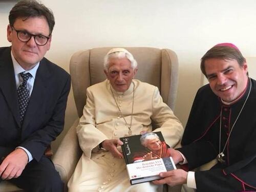 Preoccupazione per Ratzinger: spunta una foto con l'occhio nero