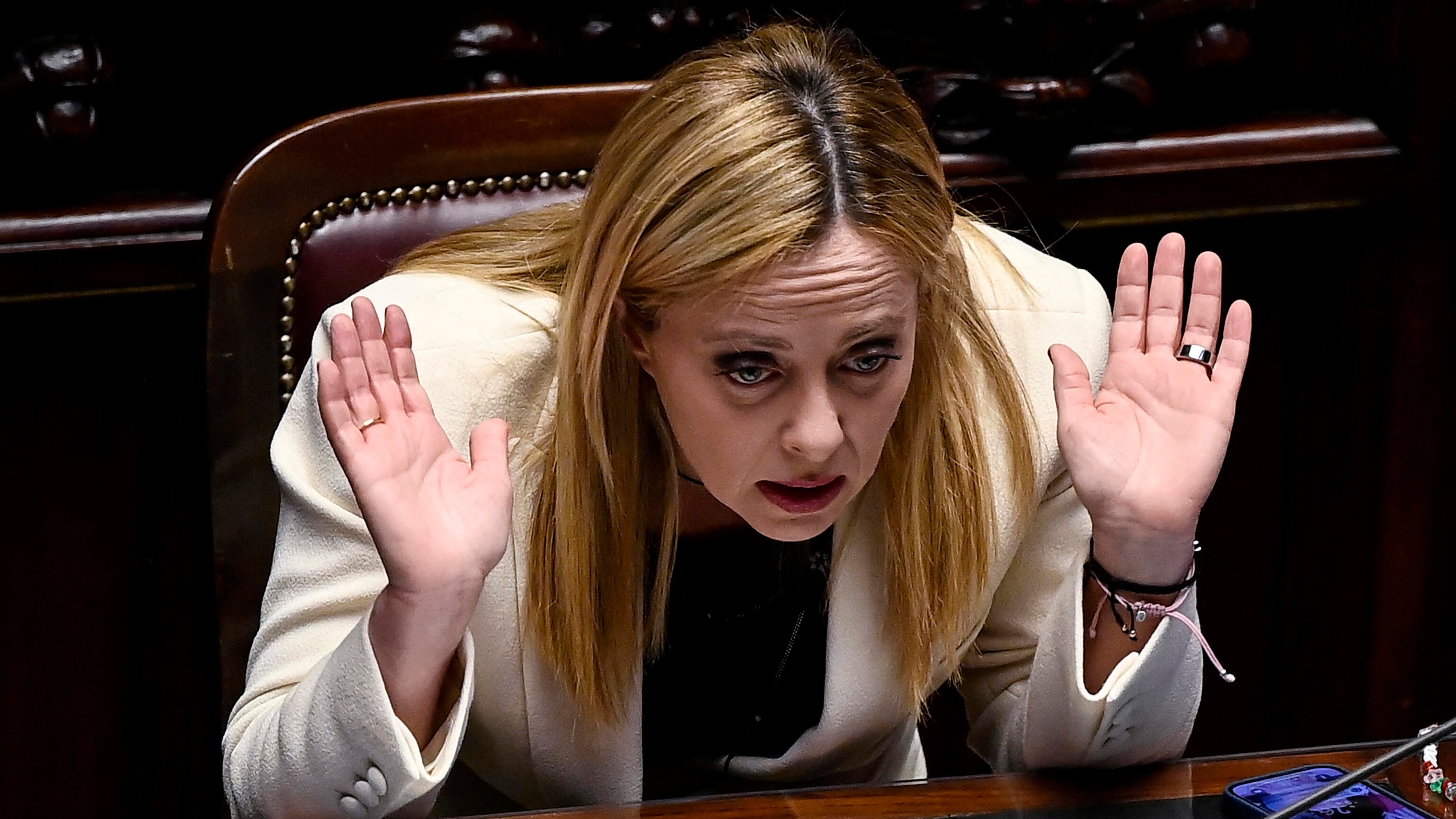 Meloni alla Camera contro l'opposizione. "Da voi calunnie". E poi accelera sul dossier balneari