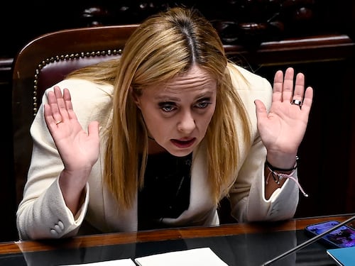 Meloni alla Camera contro l'opposizione. "Da voi calunnie". E poi accelera sul dossier balneari