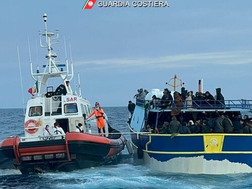 "Ormai è prassi". Guardia Costiera costretta a intervenire fuori dalle acque italiane