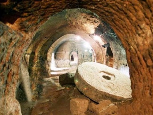 La città medievale costruita nelle viscere della terra