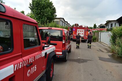 Maxi incendio in un deposito di rifiuti speciali 11