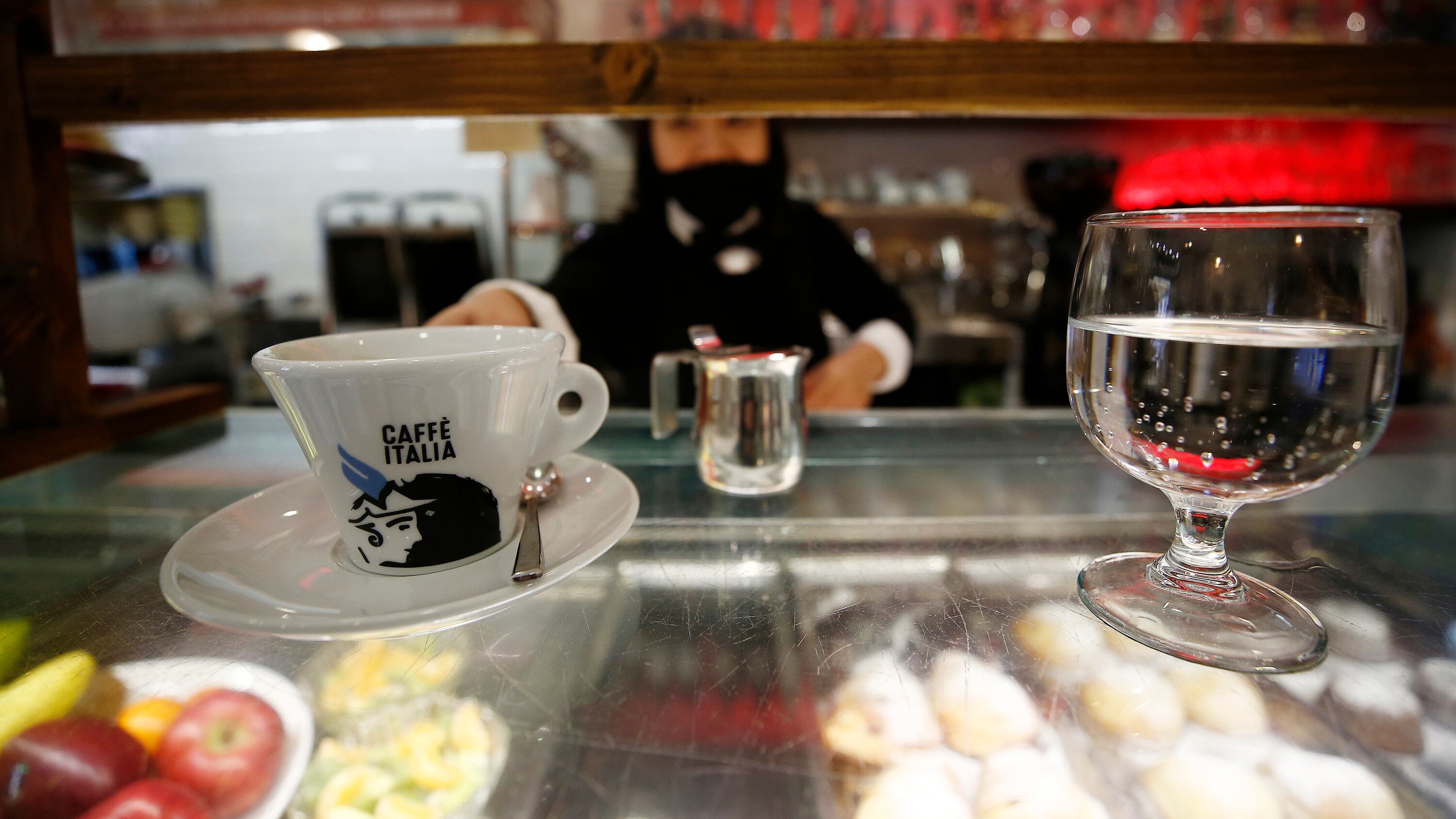 Serve il caffè in una tazzina di ceramica: 400 euro di multa. Ira di Giorgia Meloni