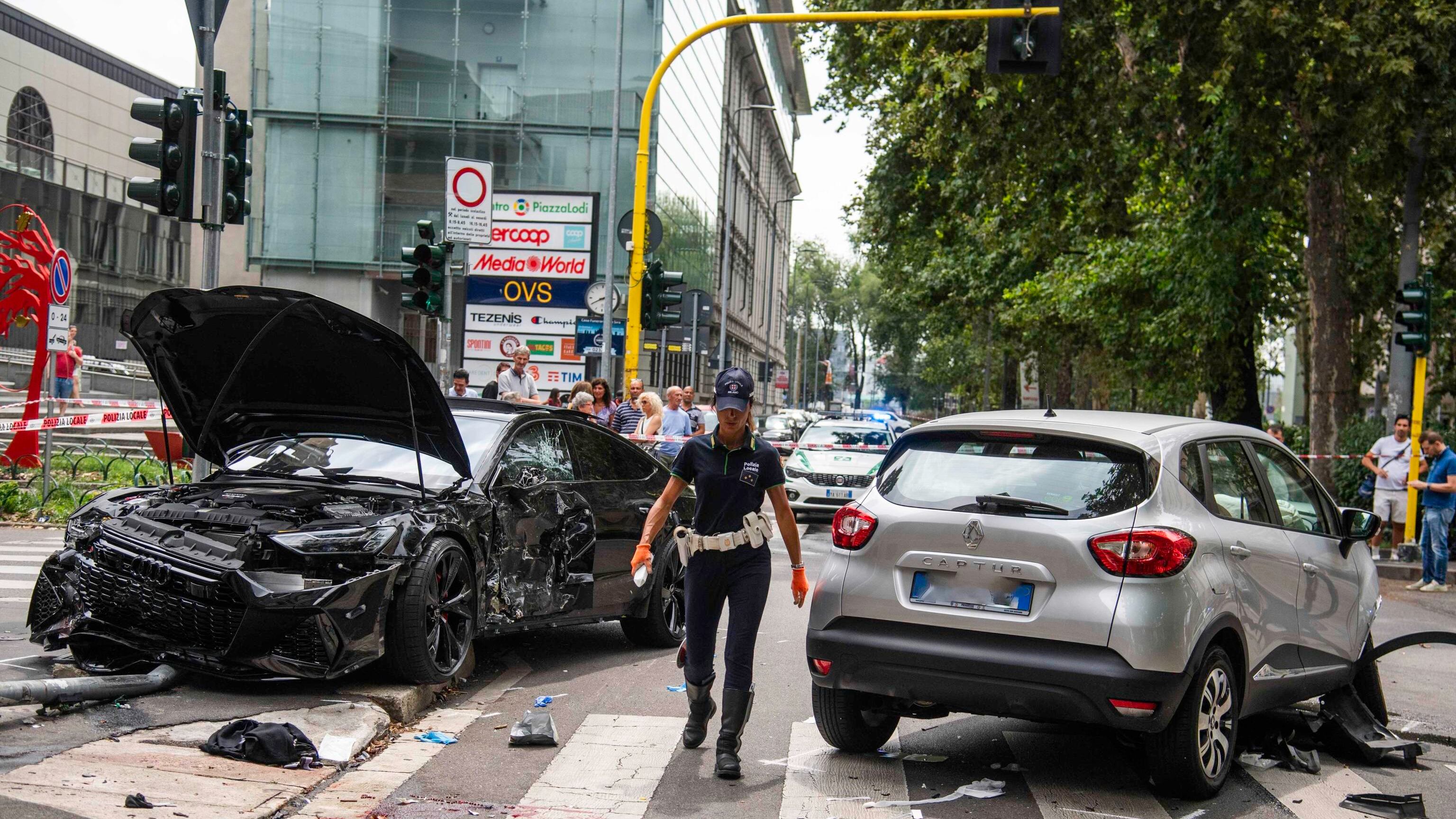 Milano, schianto tra due auto: grave un pedone travolto