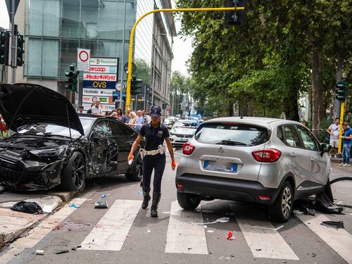 Milano, schianto tra due auto: grave un pedone travolto